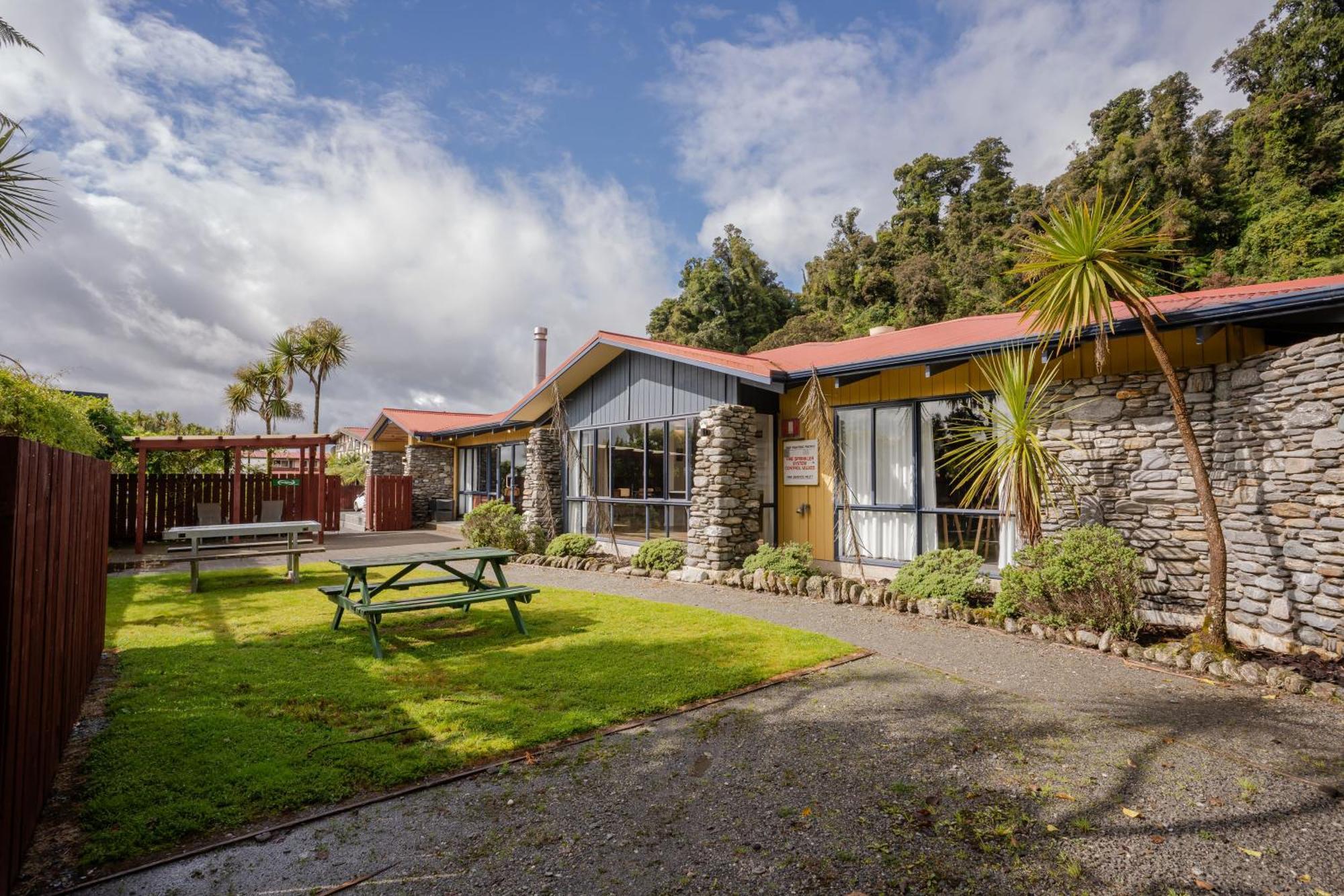 Haka House Franz Josef Hostel Exterior photo